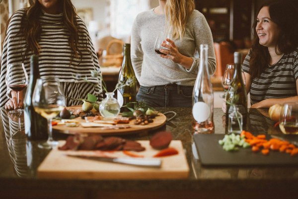 Les astuces pour organiser un dîner entre amis réussi